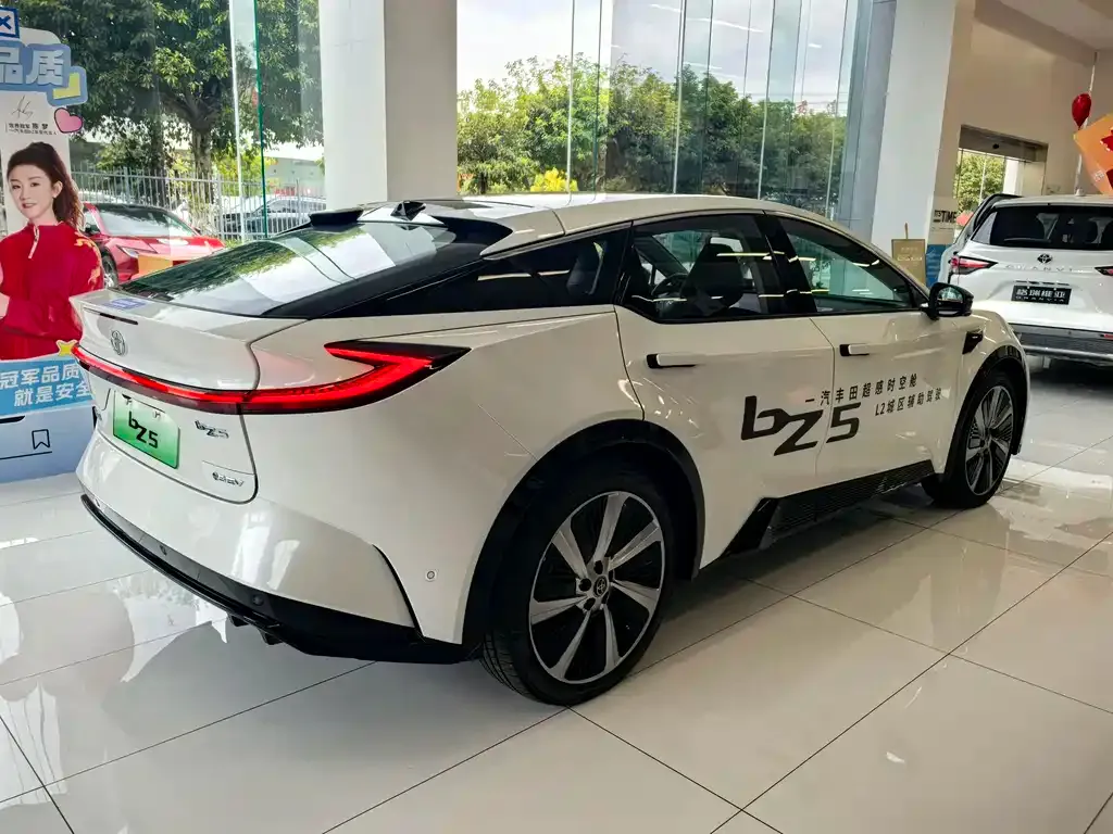 Toyota bZ5 — фото 10