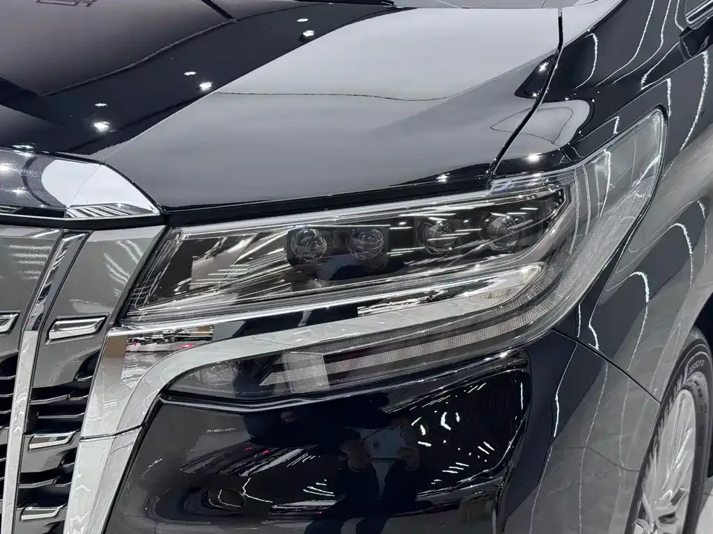 Toyota Alphard — фото 4
