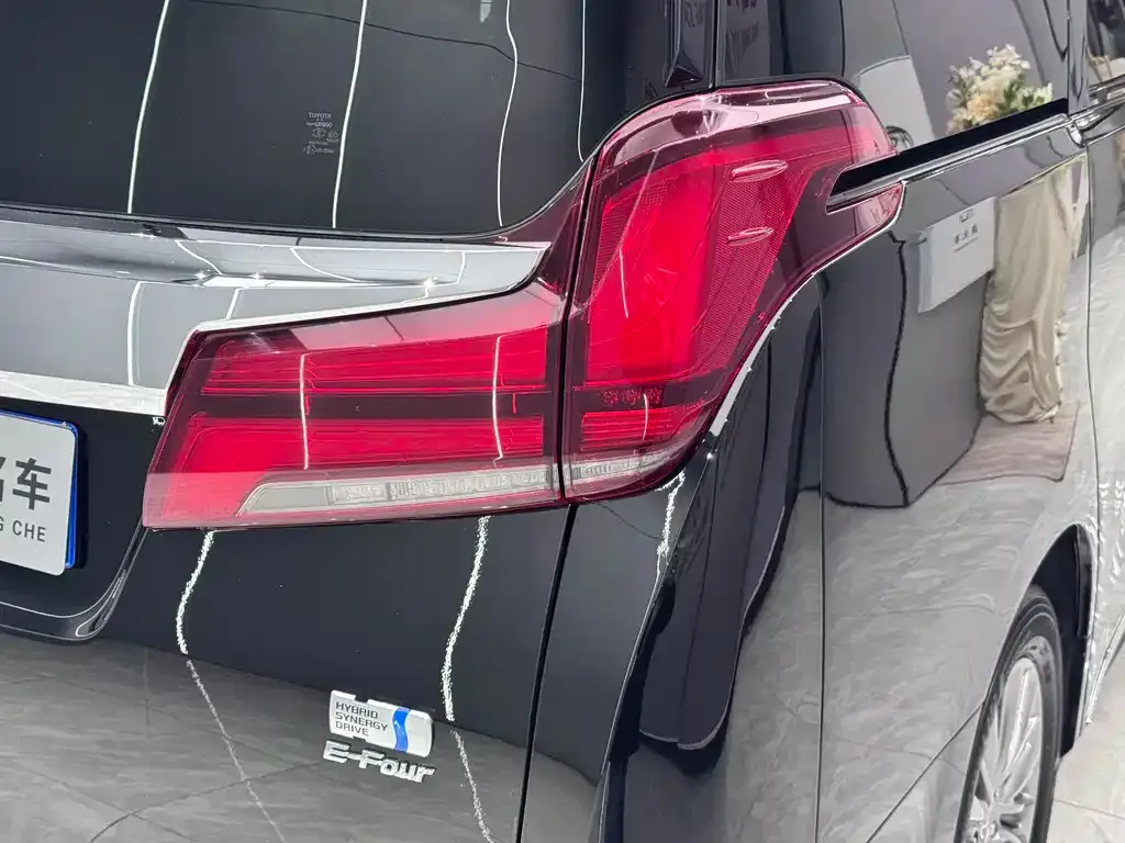 Toyota Alphard — фото 3