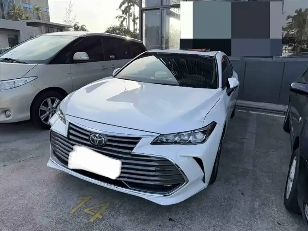 Toyota Avalon — фото 1