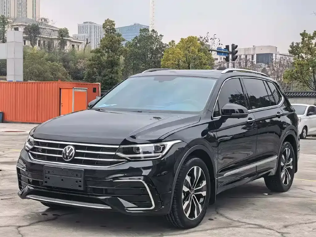Volkswagen Tiguan L — фото 1