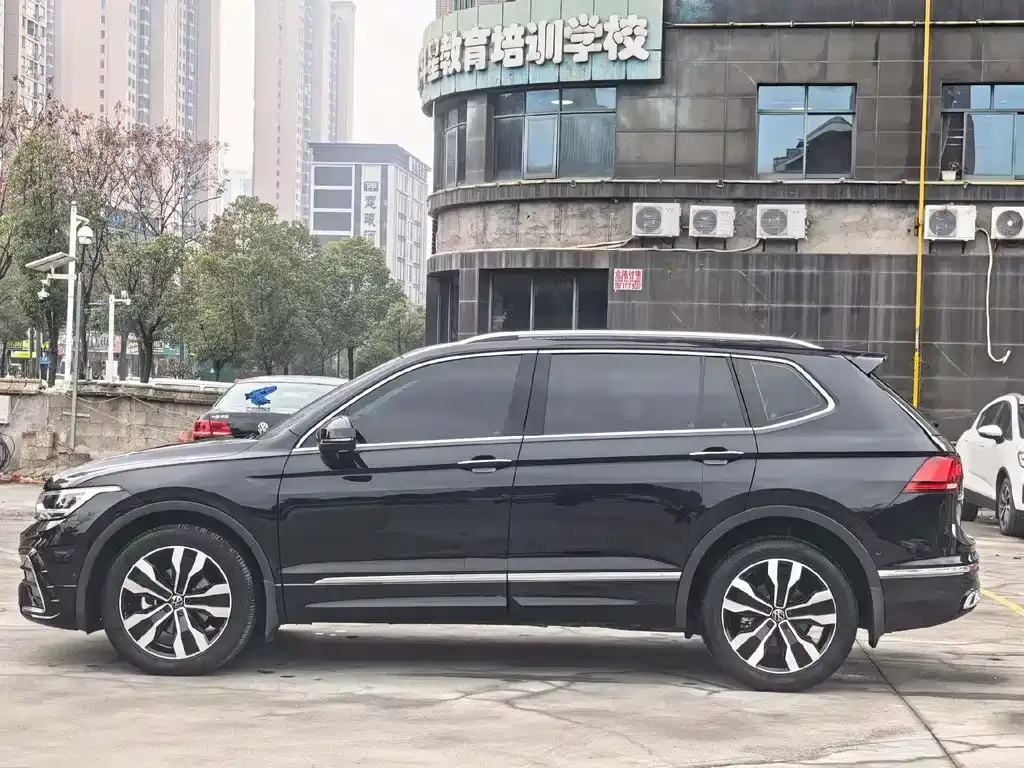 Volkswagen Tiguan L — фото 2