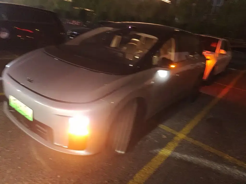 Li Auto i8 — фото 1