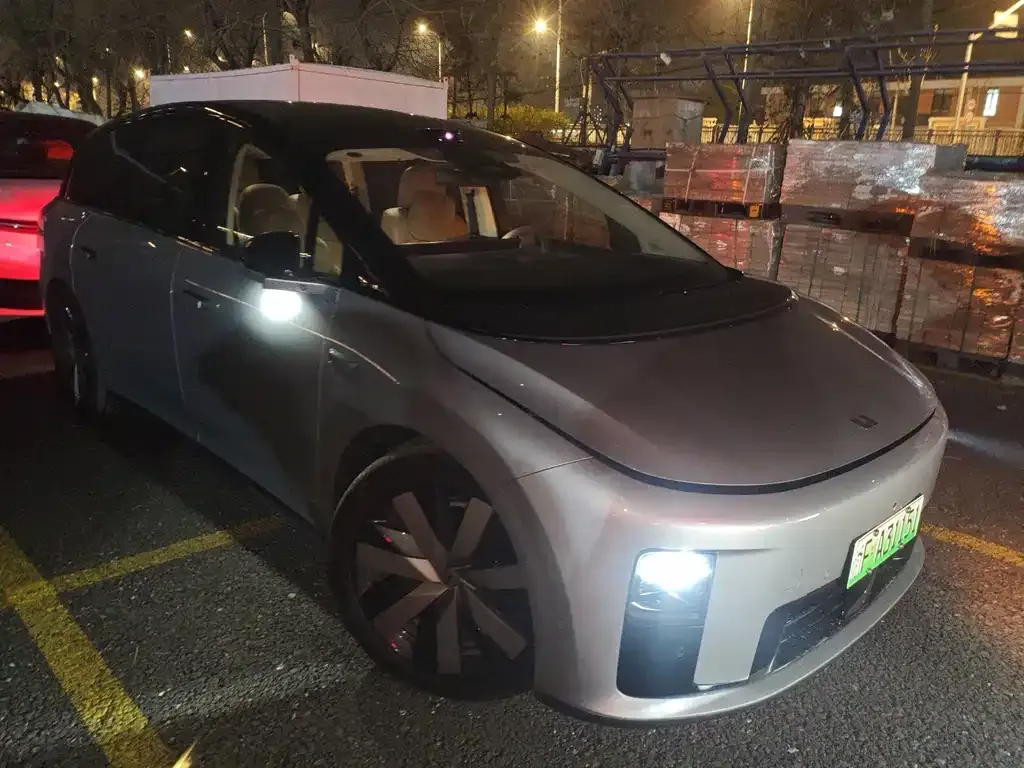 Li Auto i8 — фото 3