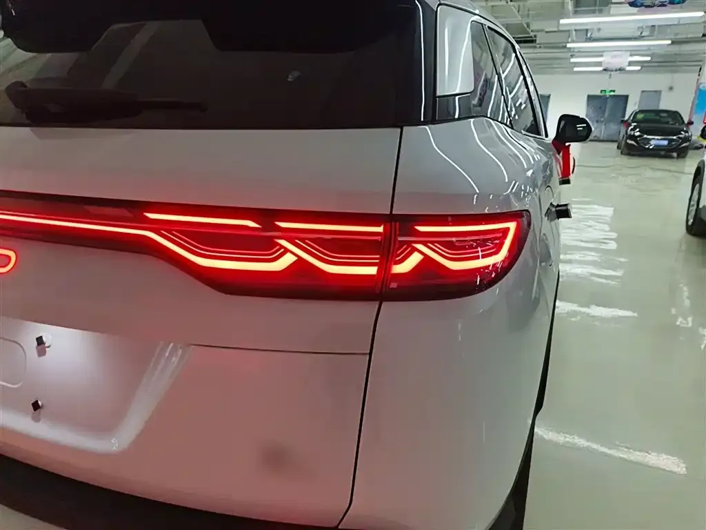 BYD L DM-i — фото 9