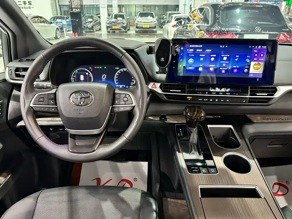 Toyota Granvia — фото 9