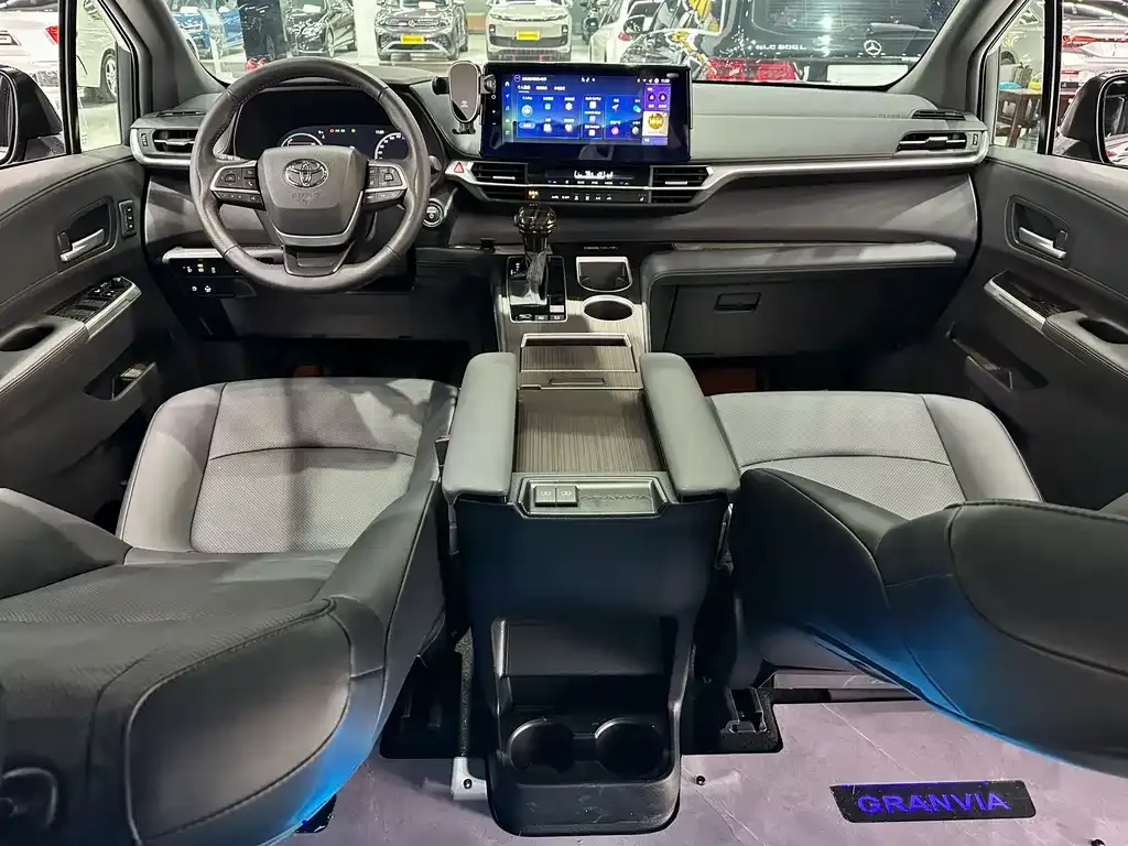 Toyota Granvia — фото 5