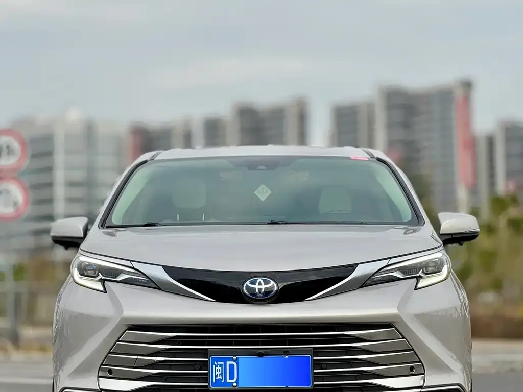 Toyota Sienna — фото 1