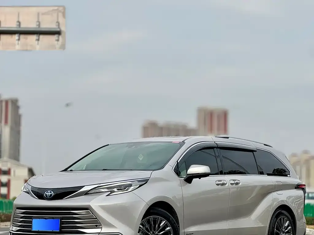 Toyota Sienna — фото 2