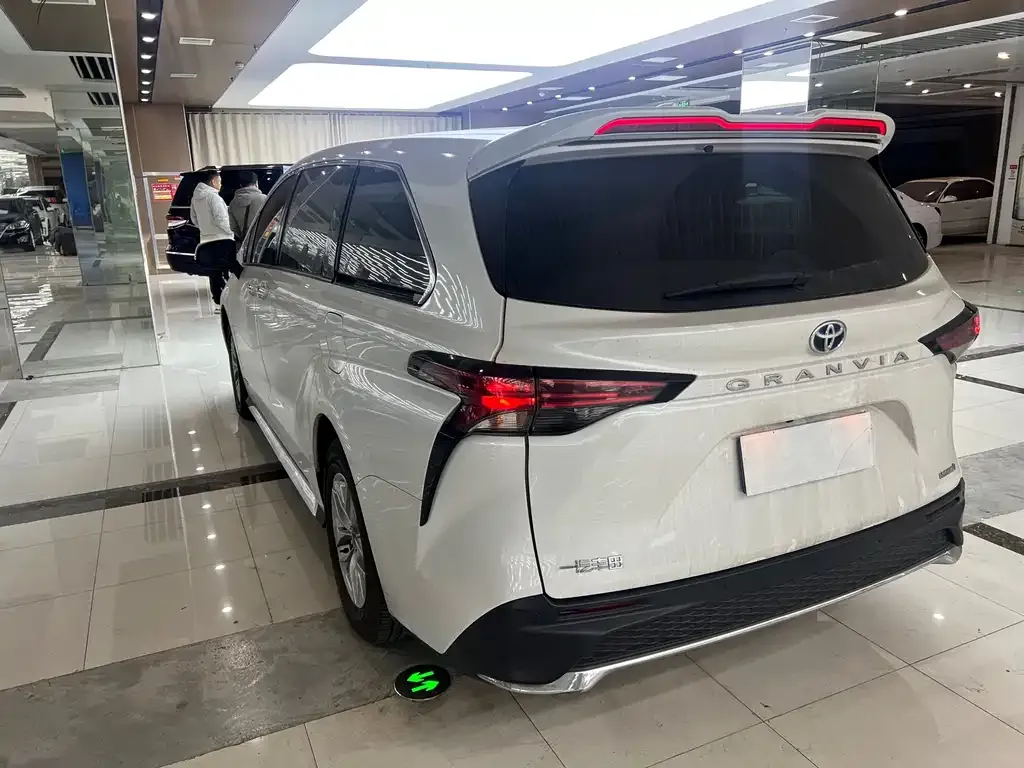 Toyota Granvia — фото 9