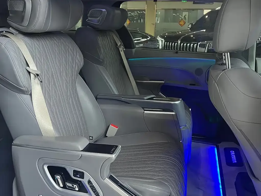Toyota Granvia — фото 4