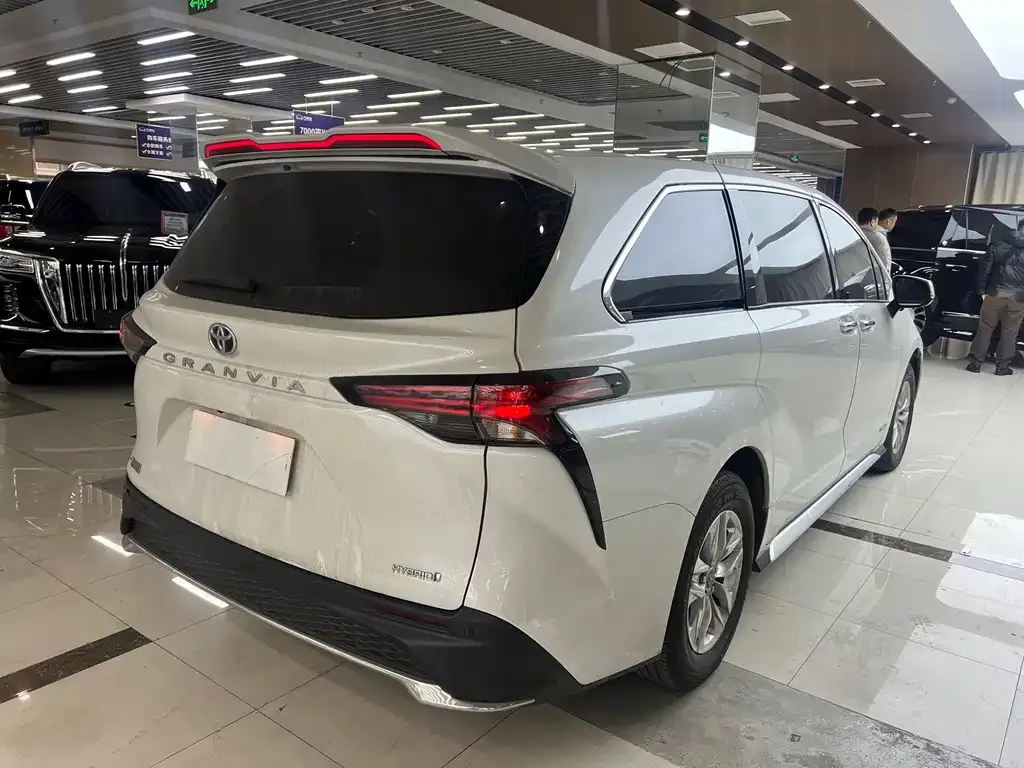 Toyota Granvia — фото 2