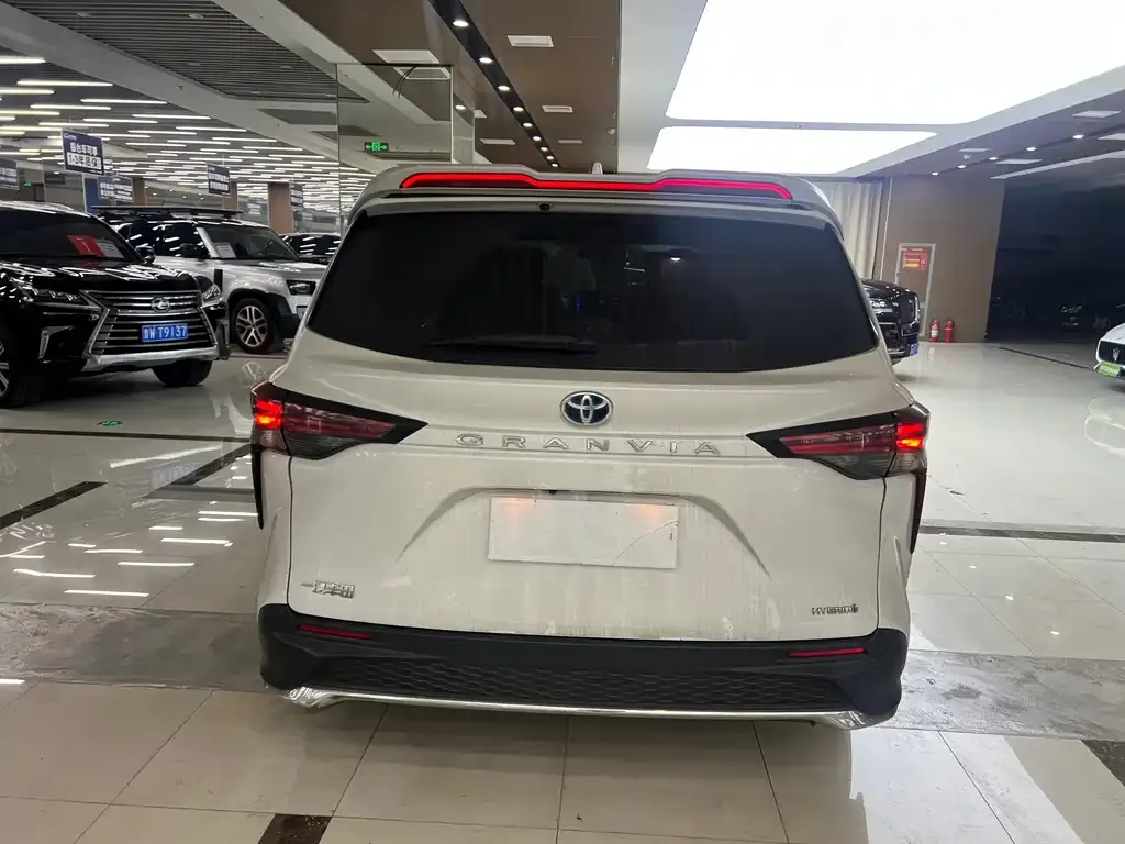 Toyota Granvia — фото 3