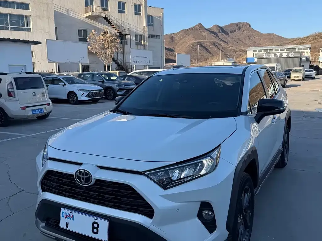 Toyota RAV4 — фото 1