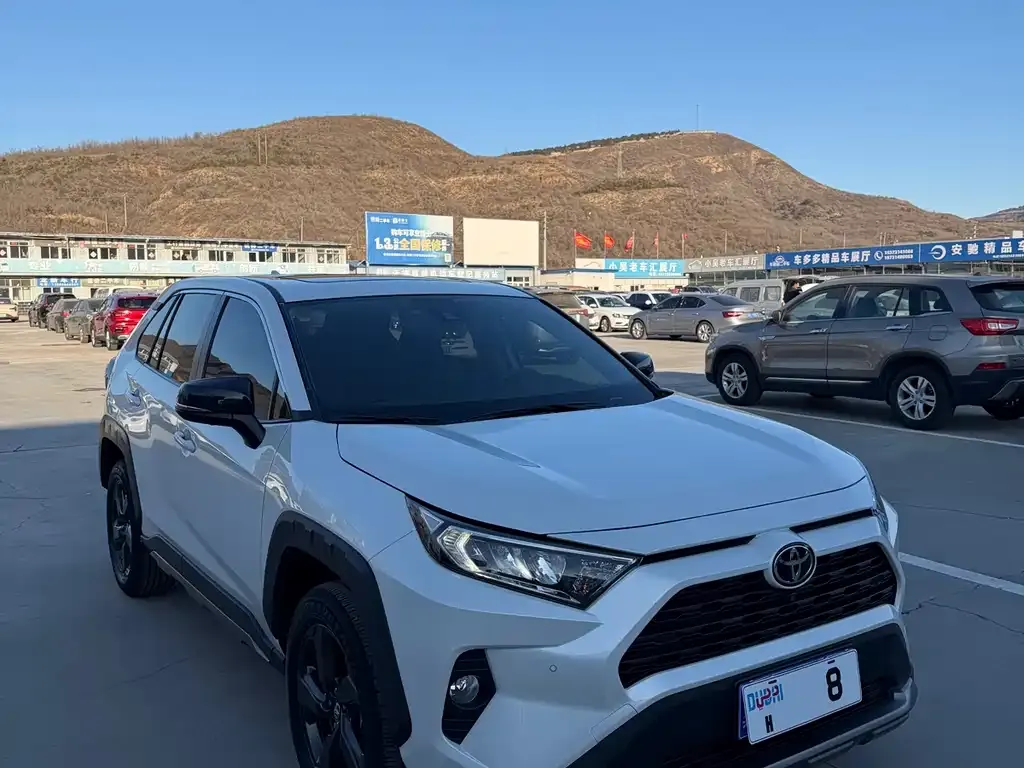 Toyota RAV4 — фото 8
