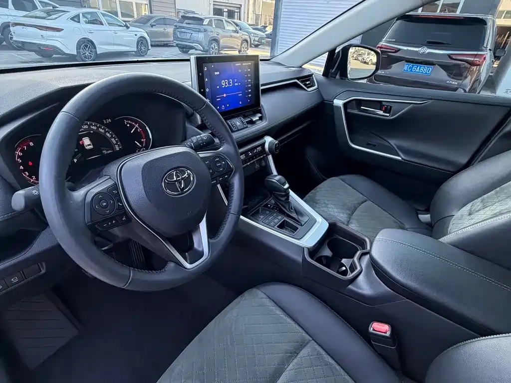 Toyota RAV4 — фото 6