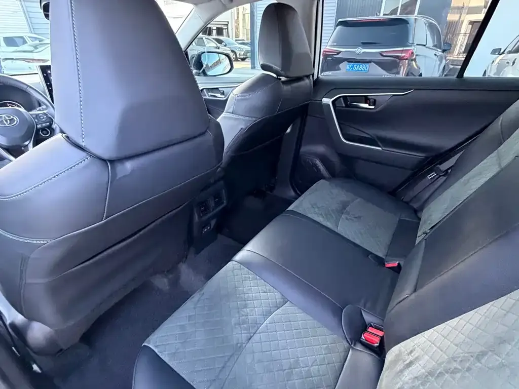Toyota RAV4 — фото 9