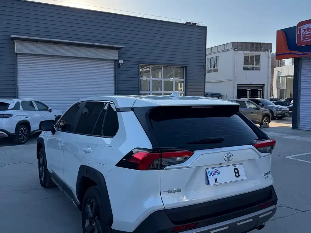 Toyota RAV4 — фото 2