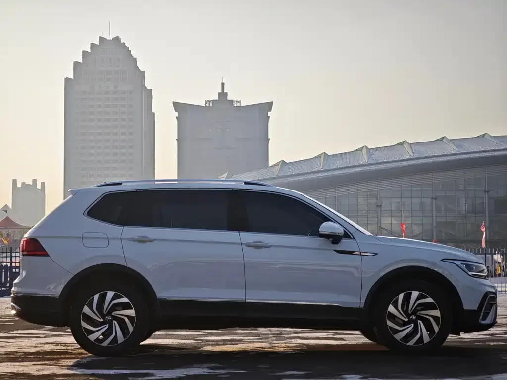 Volkswagen Tiguan L — фото 5