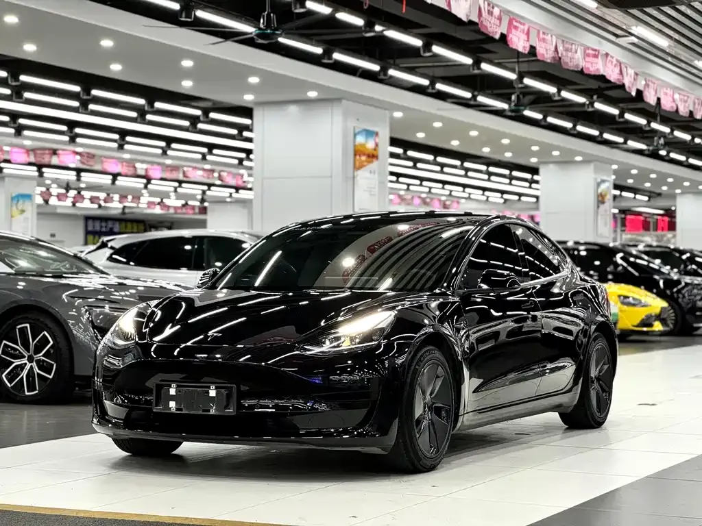 Tesla Model 3 — фото 1
