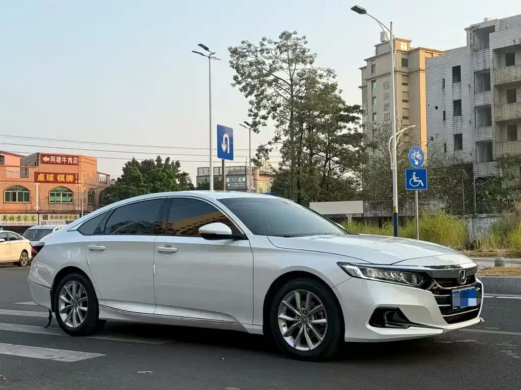 Honda Accord — фото 1