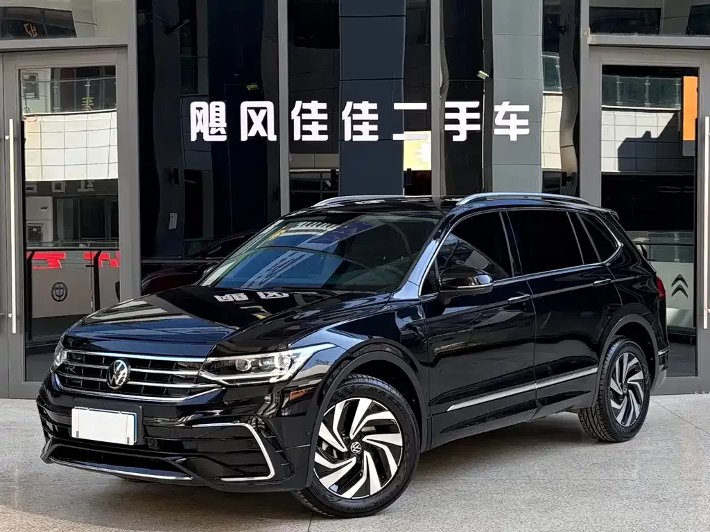 Volkswagen Tiguan L — фото 1