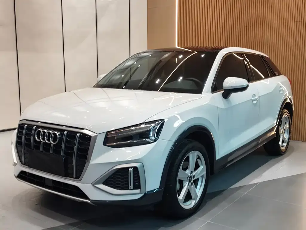 Audi Q2L — фото 1