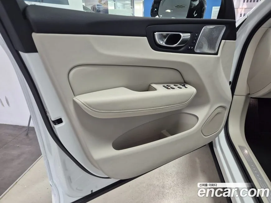 Volvo XC60 — фото 10