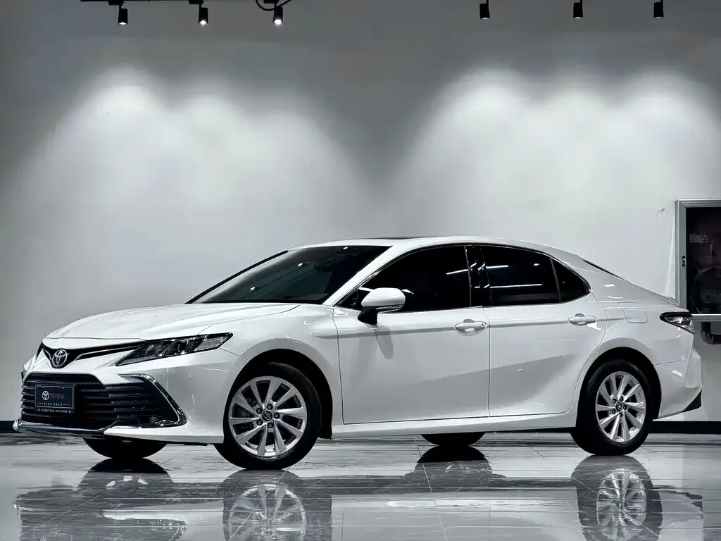 Toyota Camry — фото 1