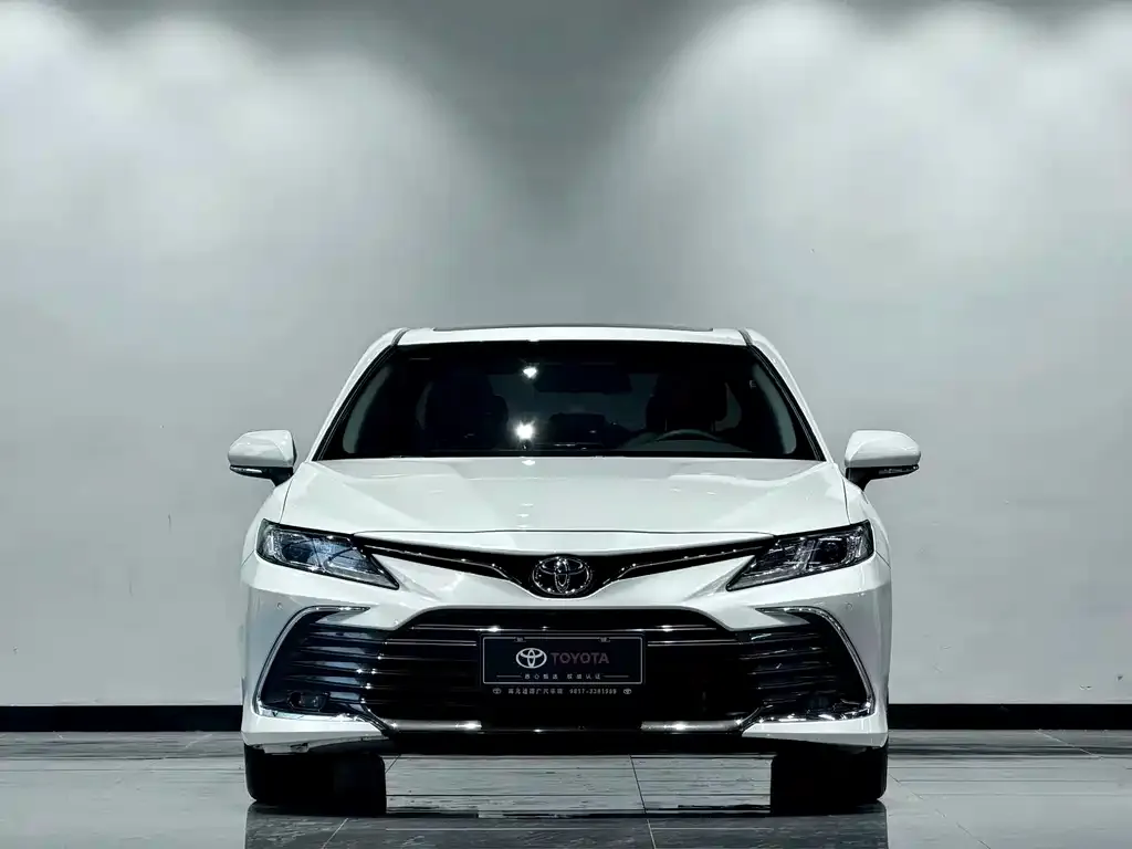 Toyota Camry — фото 2