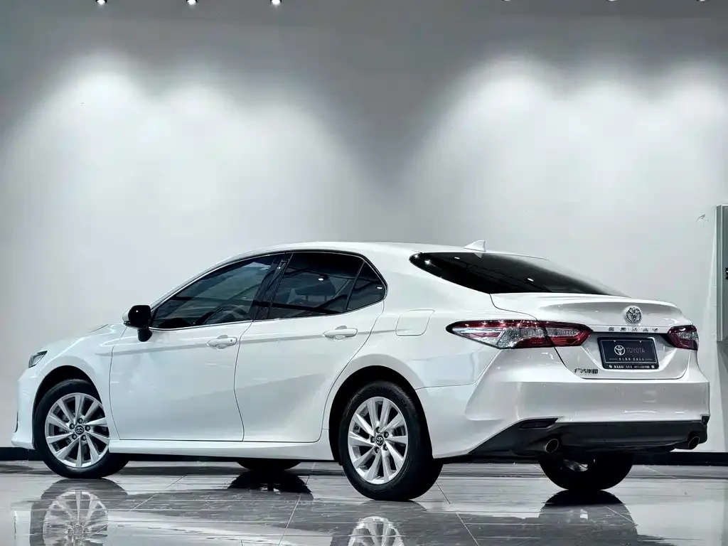 Toyota Camry — фото 9