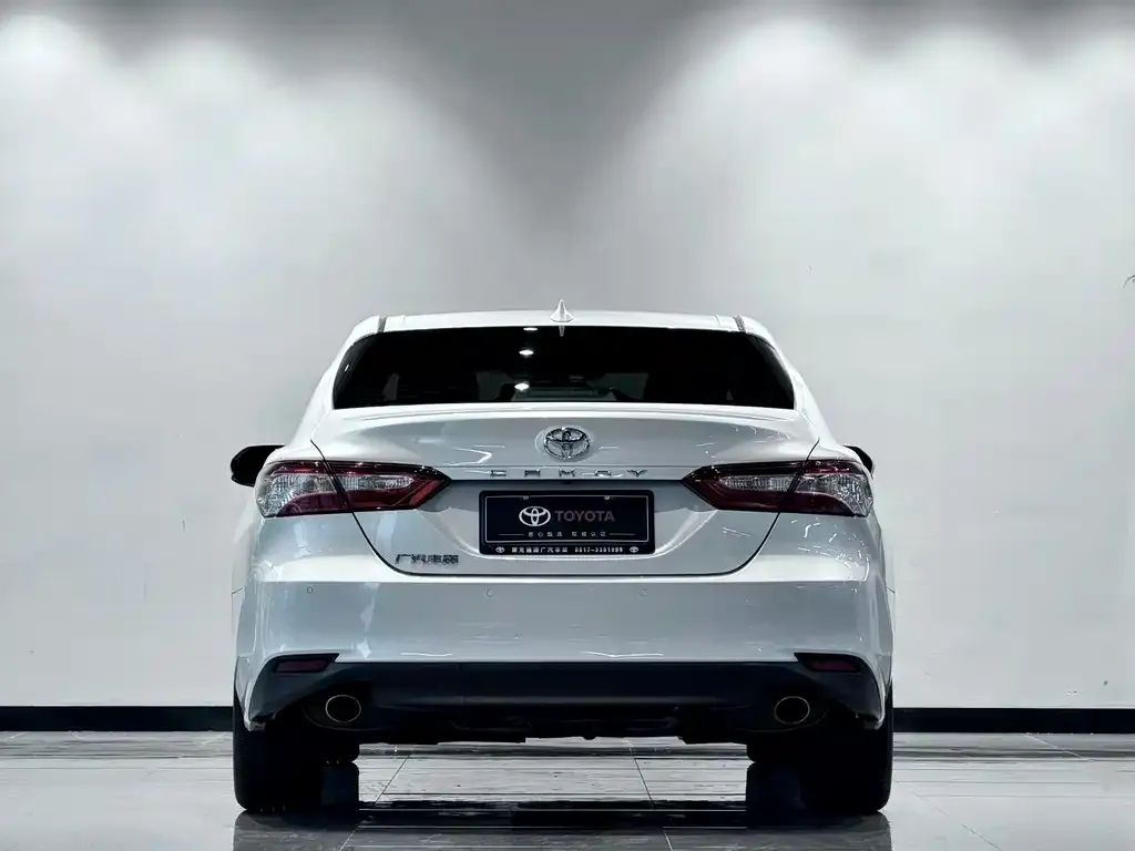 Toyota Camry — фото 3