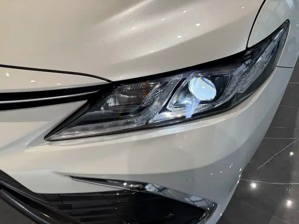 Toyota Camry — фото 5