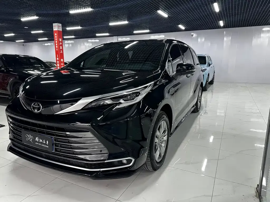 Toyota Sienna — фото 1