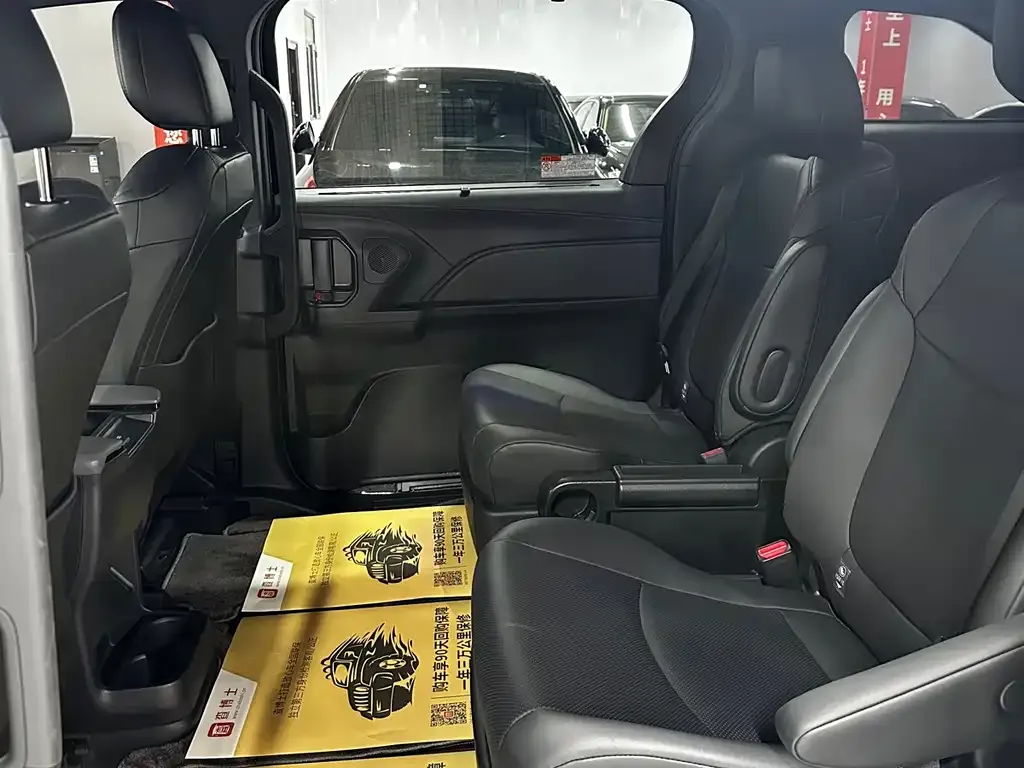 Toyota Sienna — фото 2