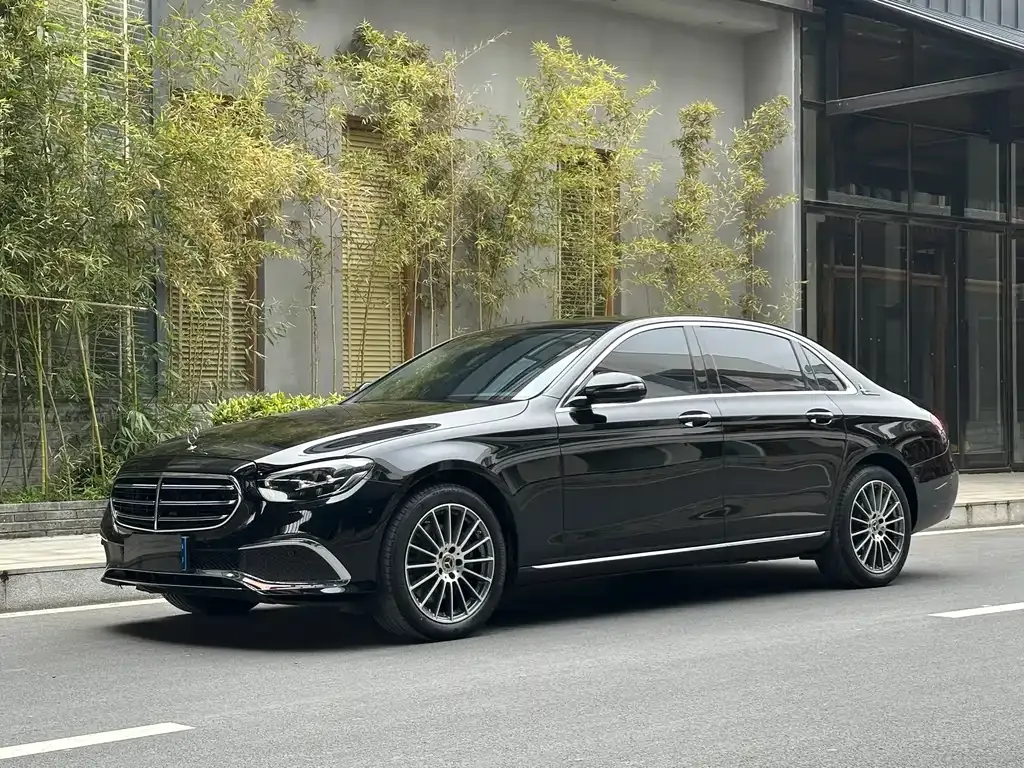Mercedes-Benz E-Class — фото 1