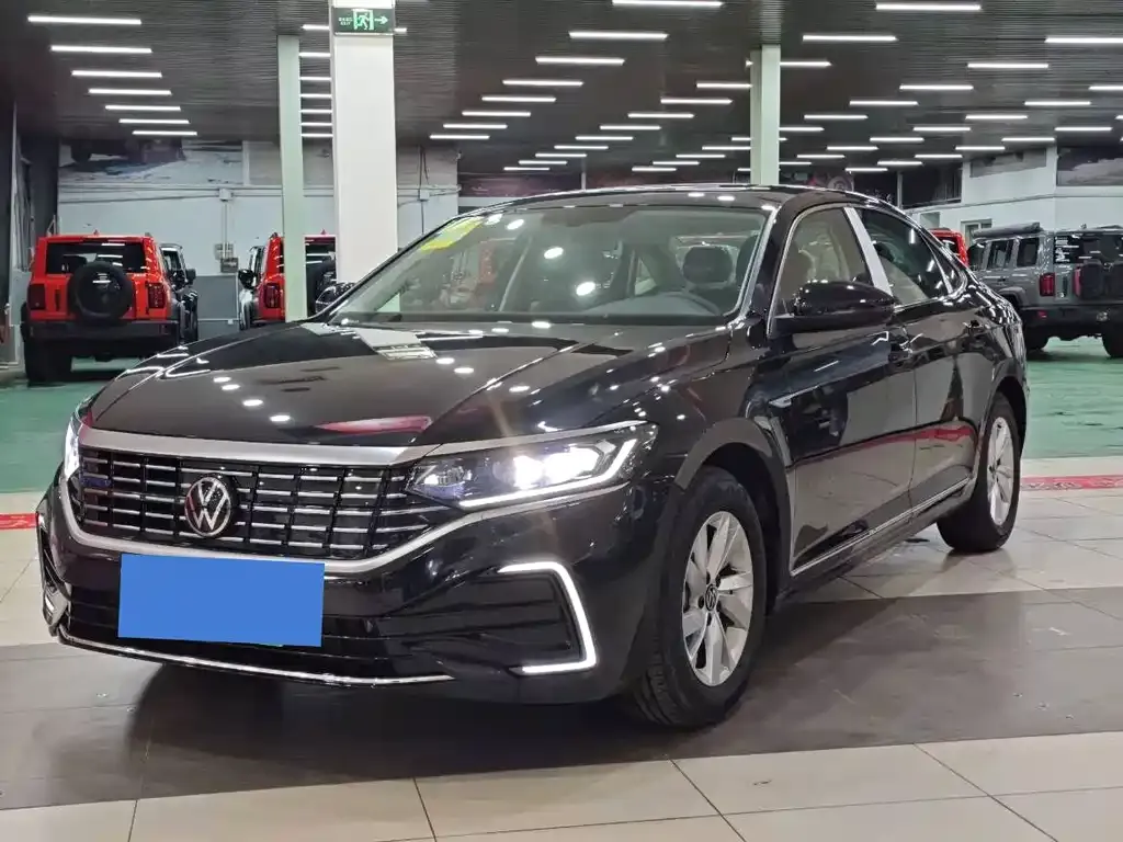 Volkswagen Passat New Energy — фото 1