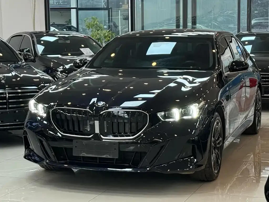 BMW 5 Series — фото 1