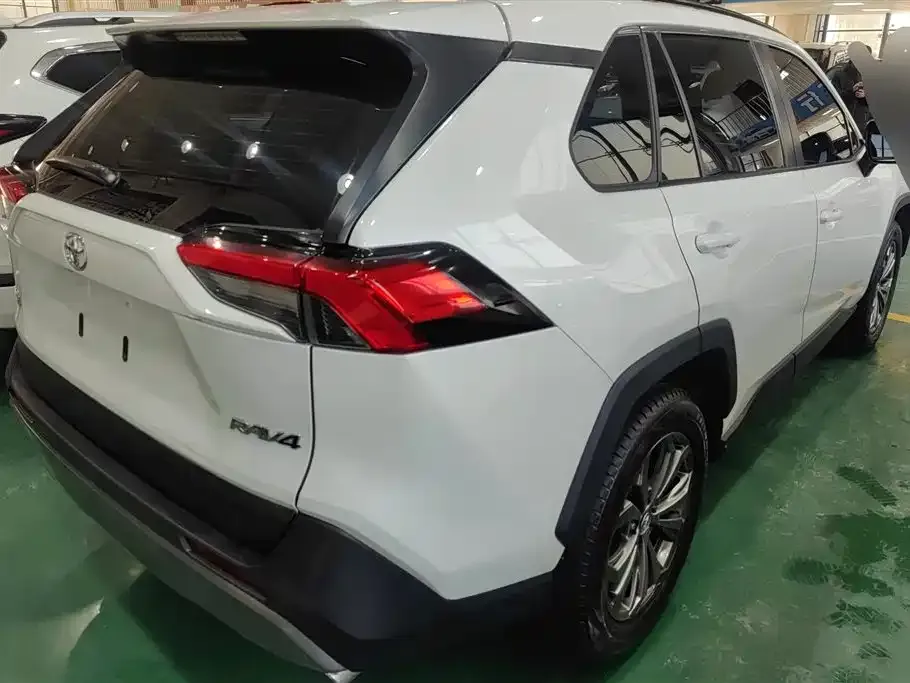 Toyota RAV4 — фото 8