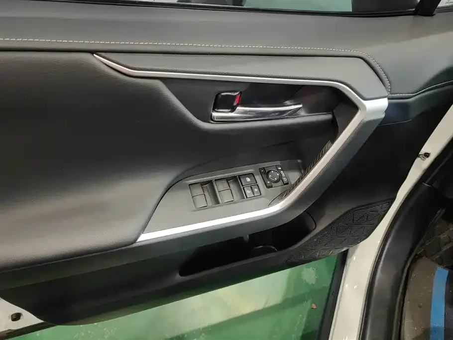 Toyota RAV4 — фото 6