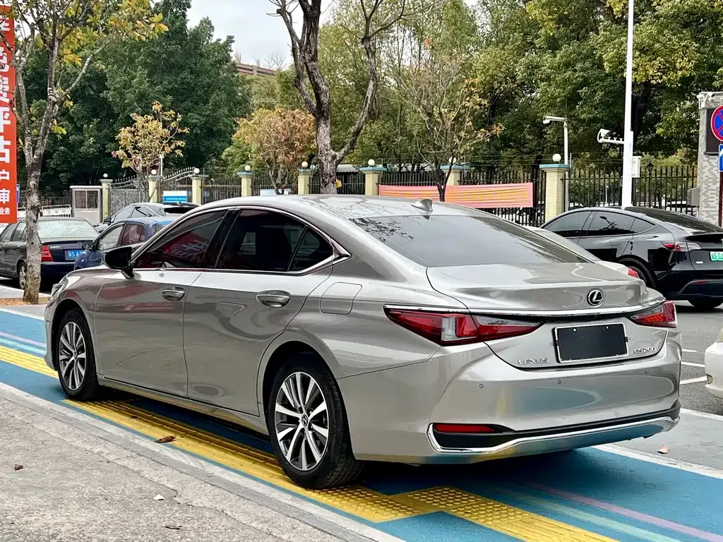 Lexus ES — фото 10