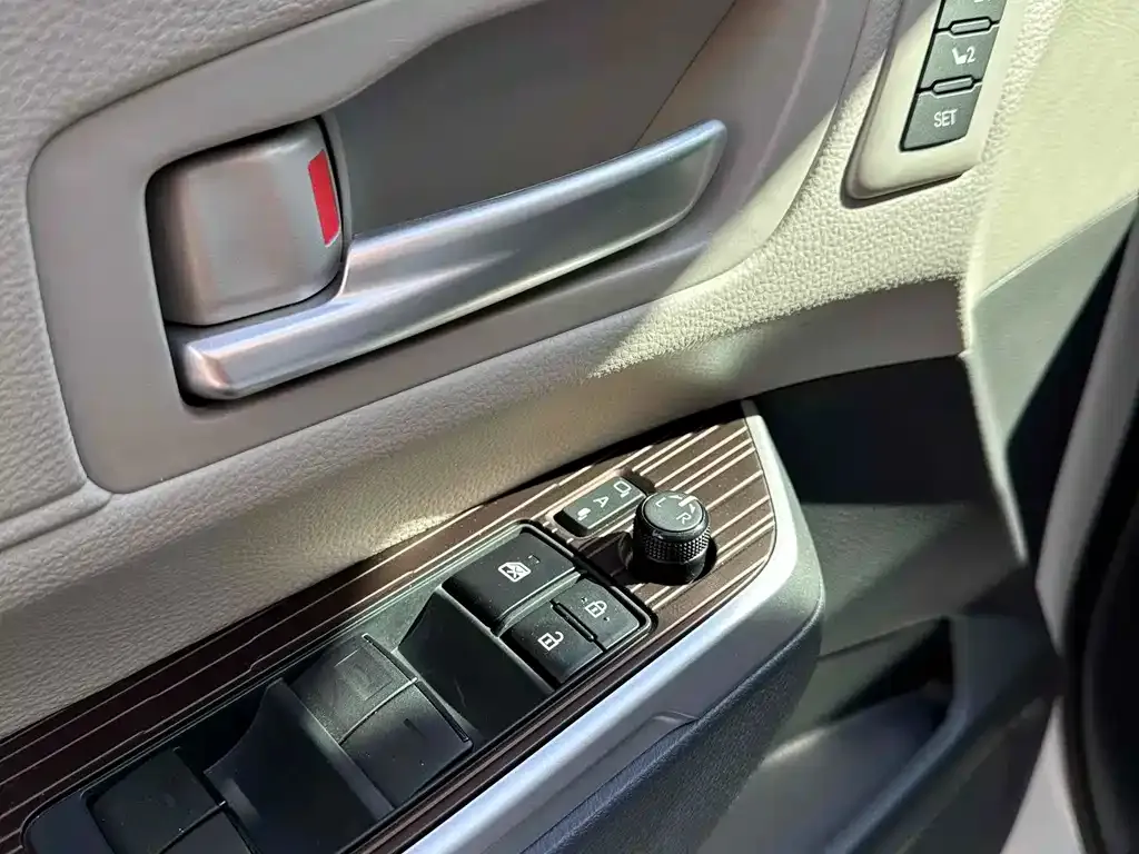 Toyota Granvia — фото 5