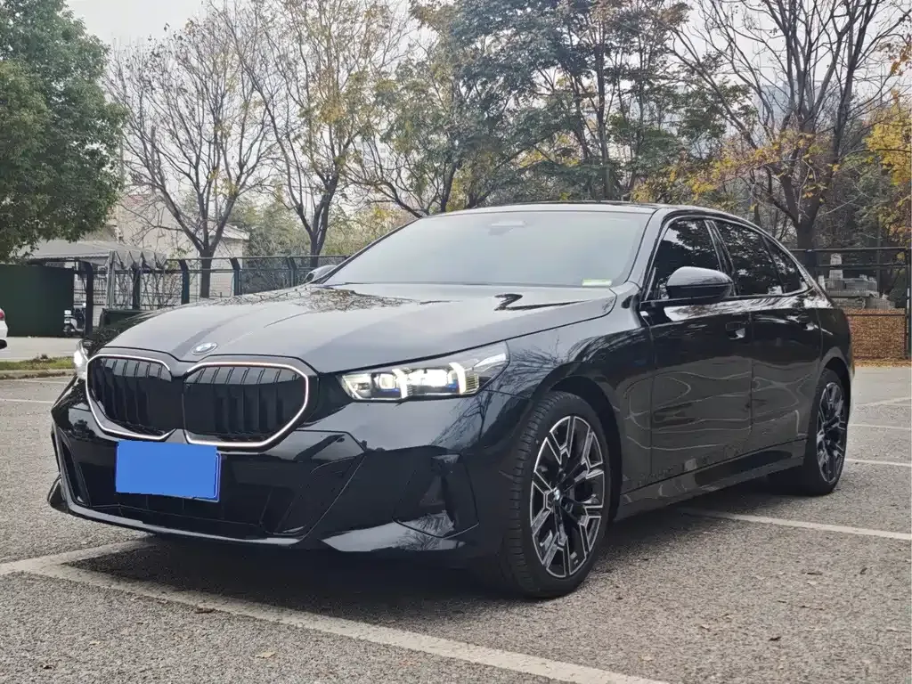 BMW 5 Series — фото 1