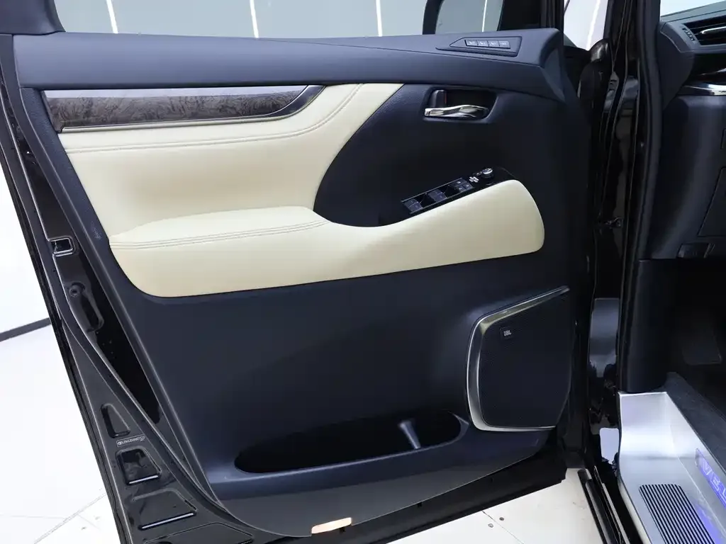 Toyota Vellfire — фото 3