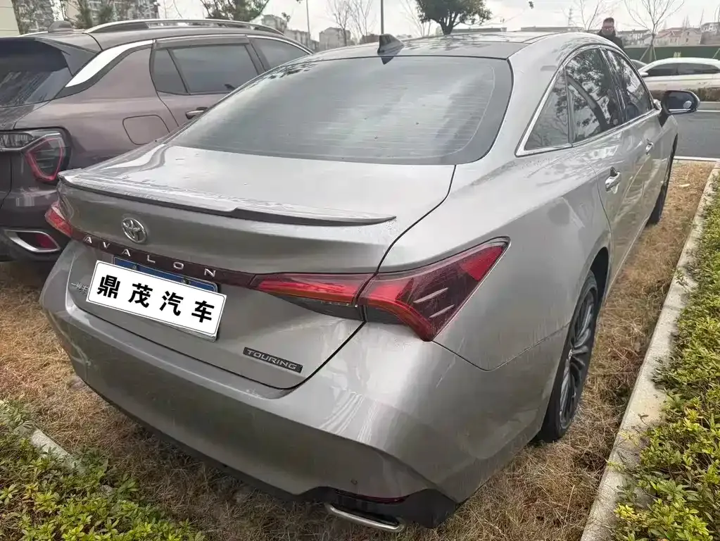 Toyota Avalon — фото 1