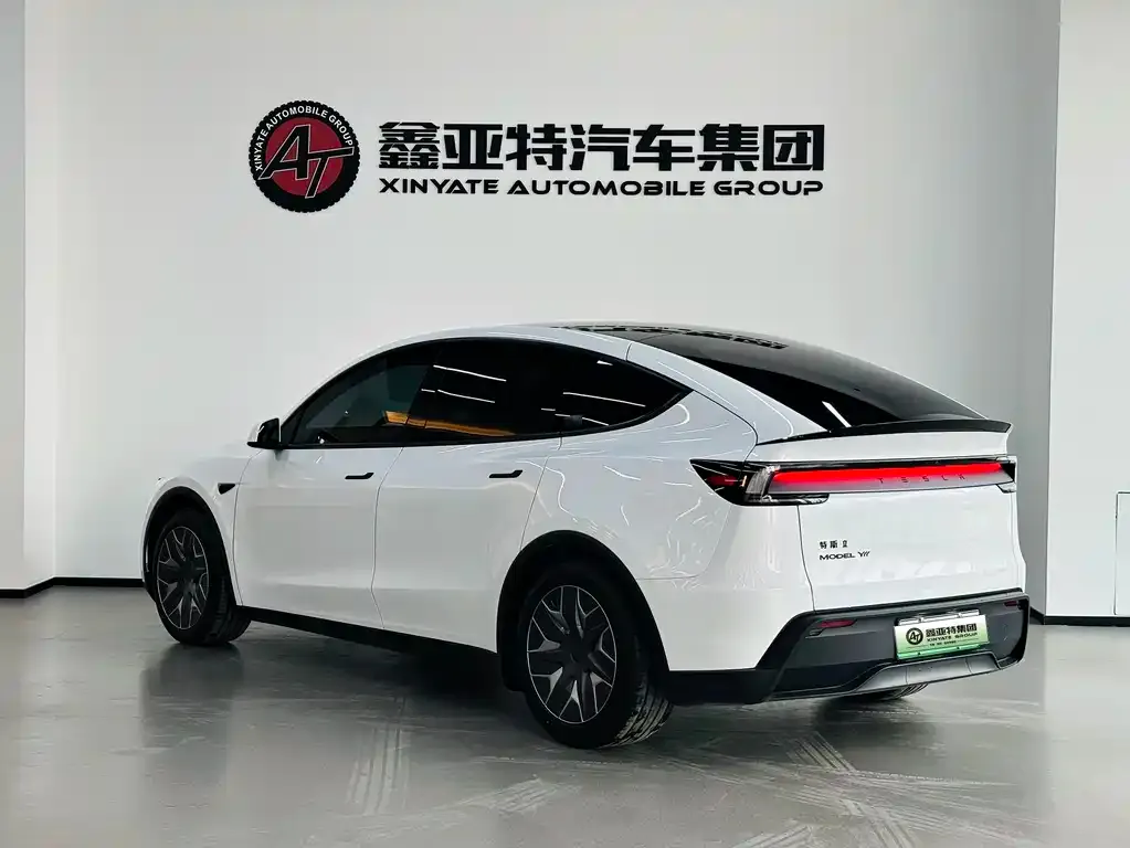 Tesla Model Y L — фото 10