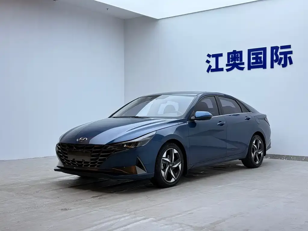 Hyundai Elantra — фото 1