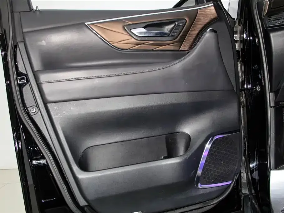 Toyota Alphard — фото 3