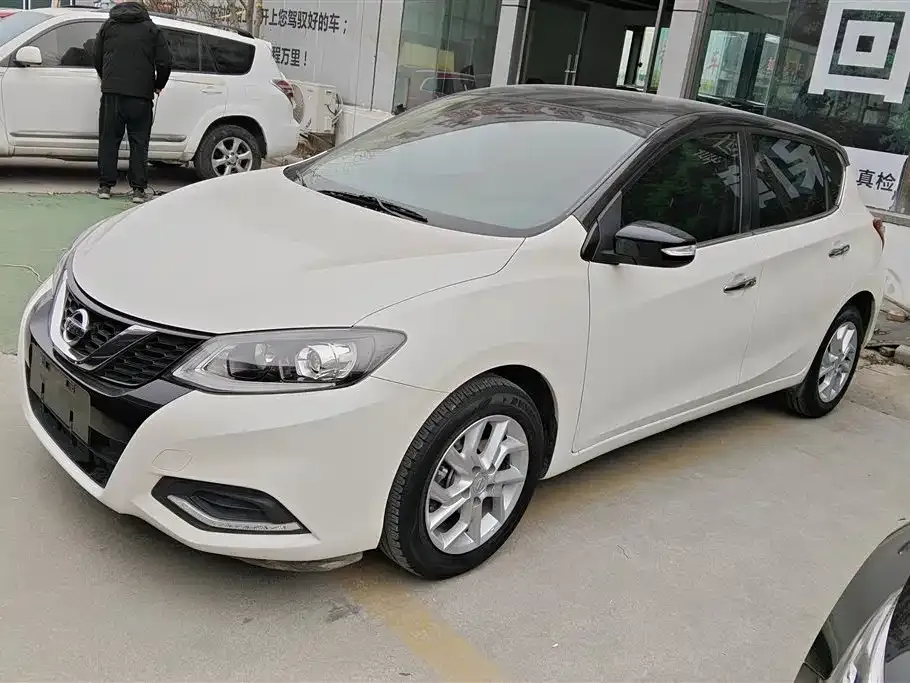 Nissan Tiida — фото 1