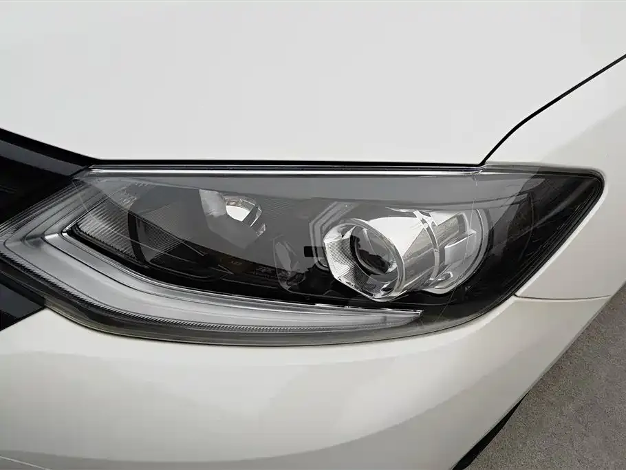 Nissan Tiida — фото 2